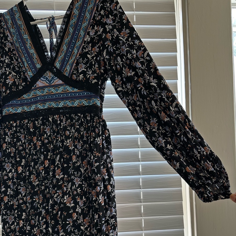 In Loom Floral Back Lace V-Neck Dress - Picture 5 of 7